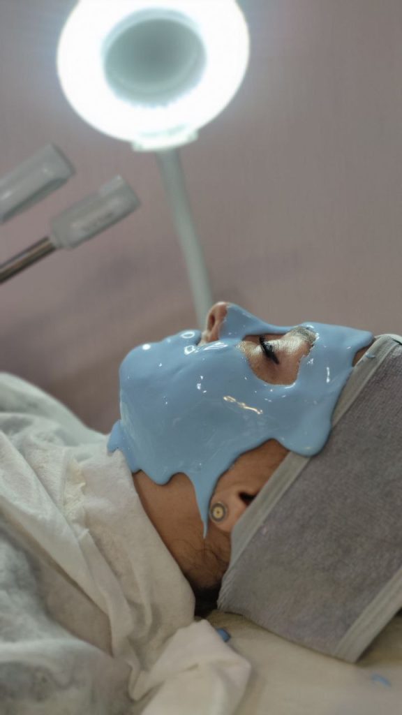 ماسک در خدمات پاکسازی پوست بلامادام