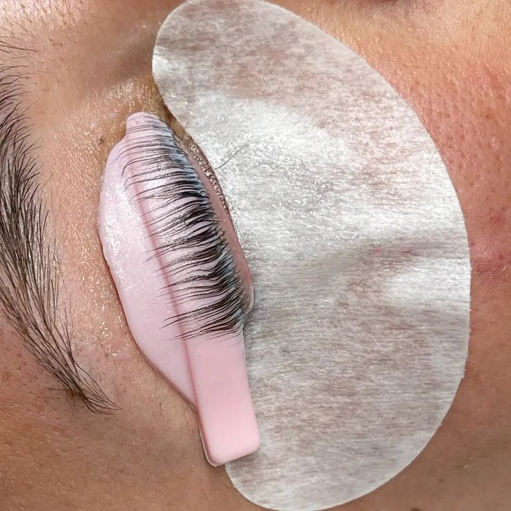 لمینت مژه در خدمات ابرو و مژه بلامادام