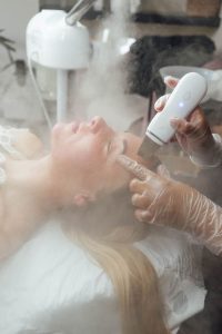 پاکسازی عمیق پوست توسط متخصص در بلامادام کرج